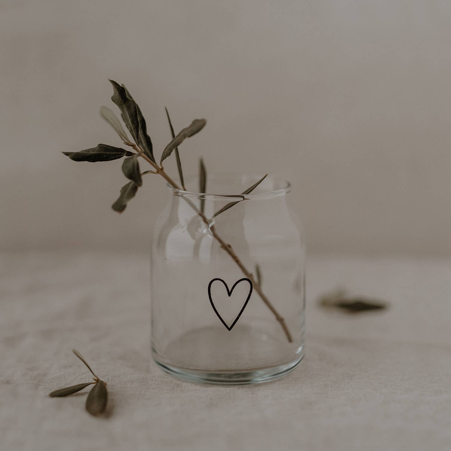 Petit vase en verre en forme de cœur