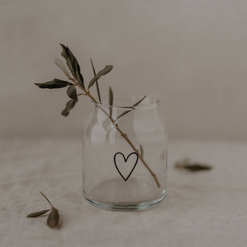 Petit vase en verre en forme de cœur