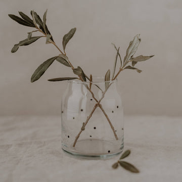 Petit vase en verre à pois
